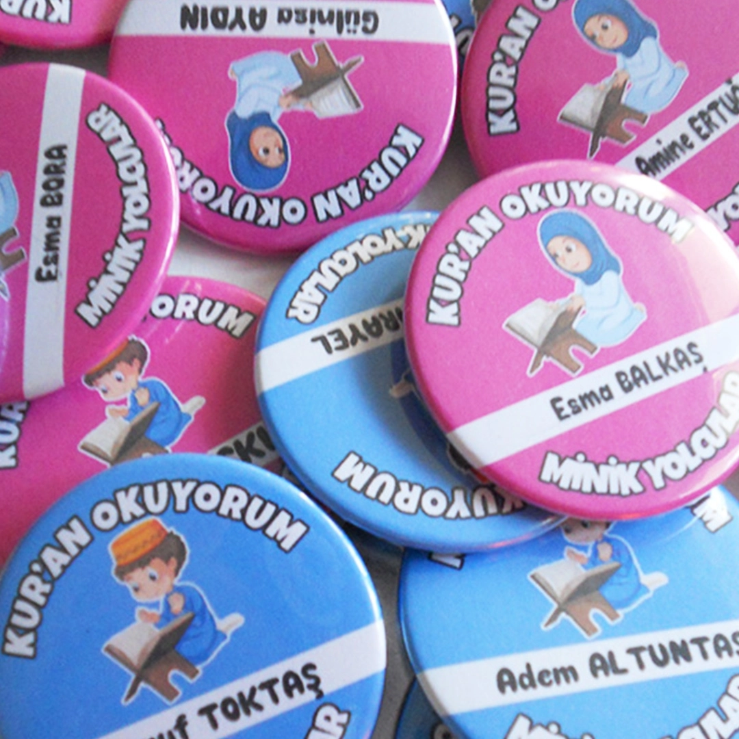 İsimli Kuran Okuyorum Rozeti (44 mm, Yüksek Kalite, Yerli Üretim – Kızlar için Pembe, Erkekler için Mavi)