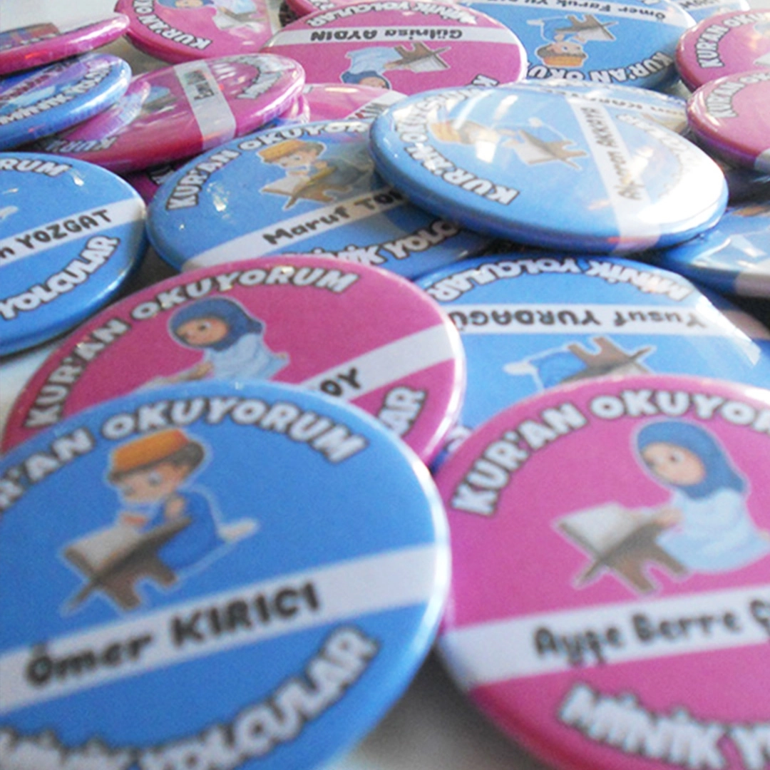 İsimli Kuran Okuyorum Rozeti (44 mm, Yüksek Kalite, Yerli Üretim – Kızlar için Pembe, Erkekler için Mavi)